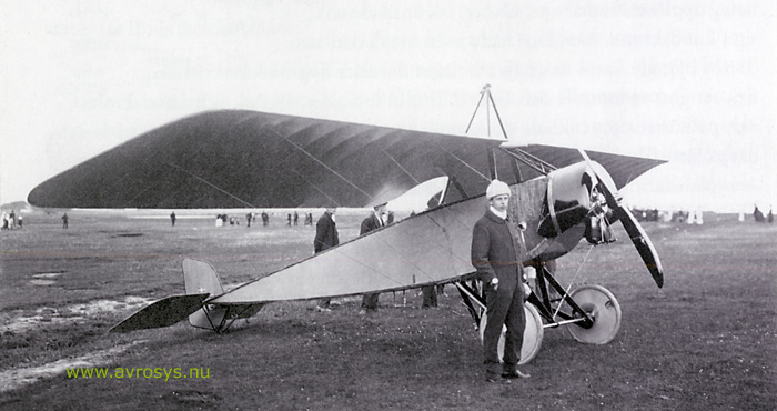 Photo of a Thulin D aircraft with doctor Enoch Thulin himself in the front.