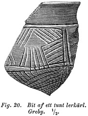 Piece of a thin earthenware vessel, earlier Iron Age. Greby, Sweden. - Bit av tunt lerkärl från Greby i Bohuslän.  Äldre järnålder. - Size 929 x 1222 pixels.