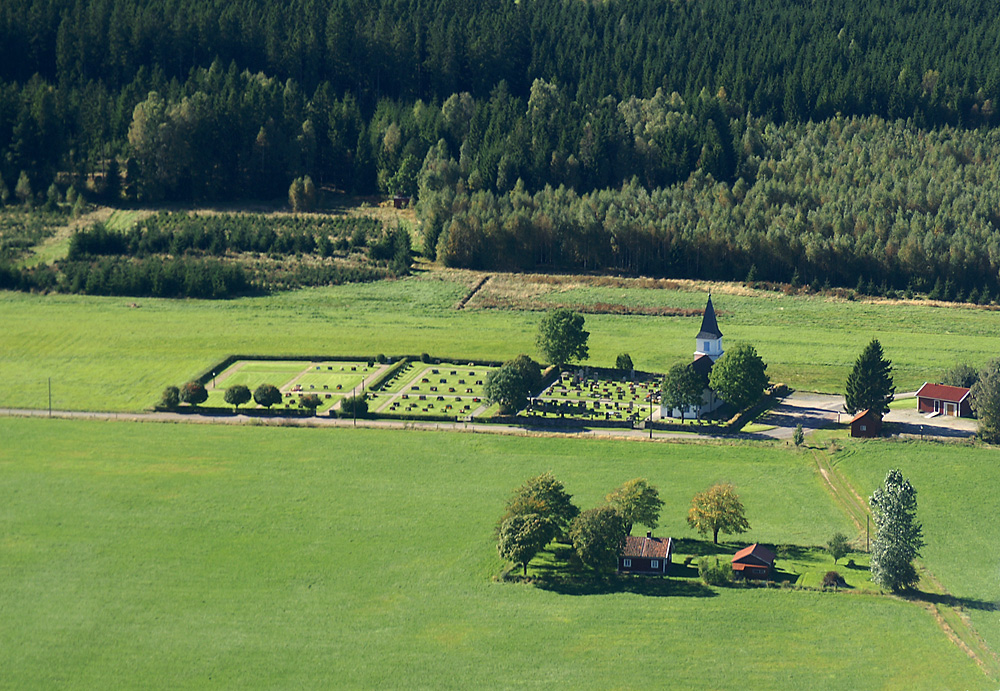 Mo kyrka i Bohusln. Flygfoto av Lars Henriksson, www.avrosys.nu, 2005